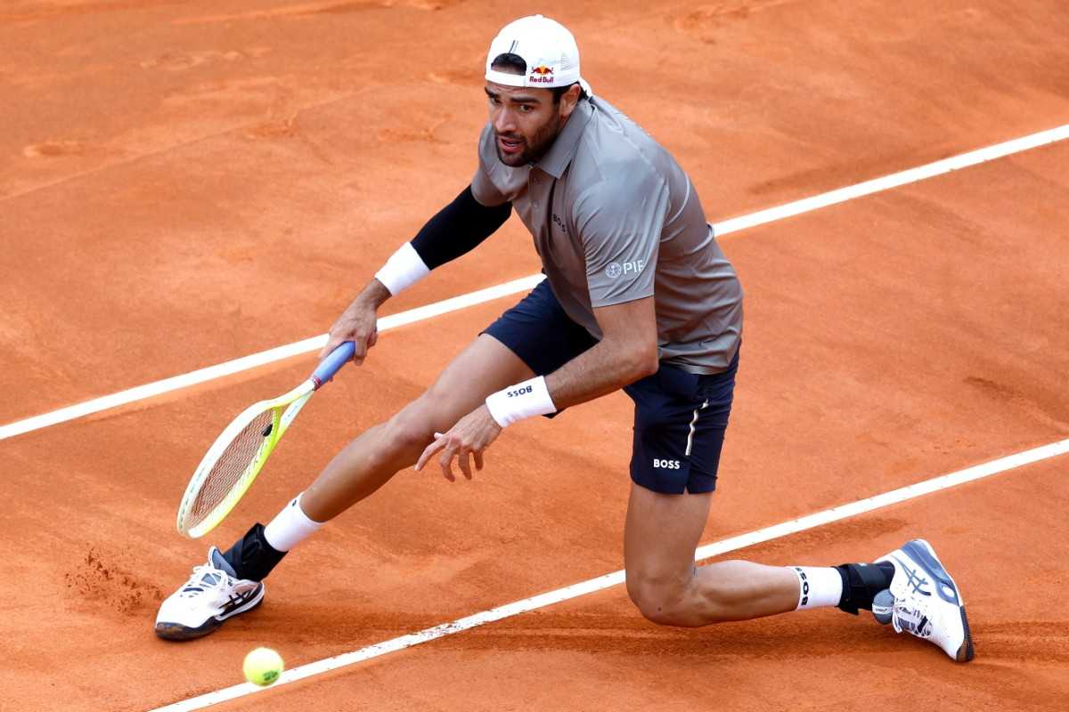 Matteo Berrettini rincorre la pallina a Madrid