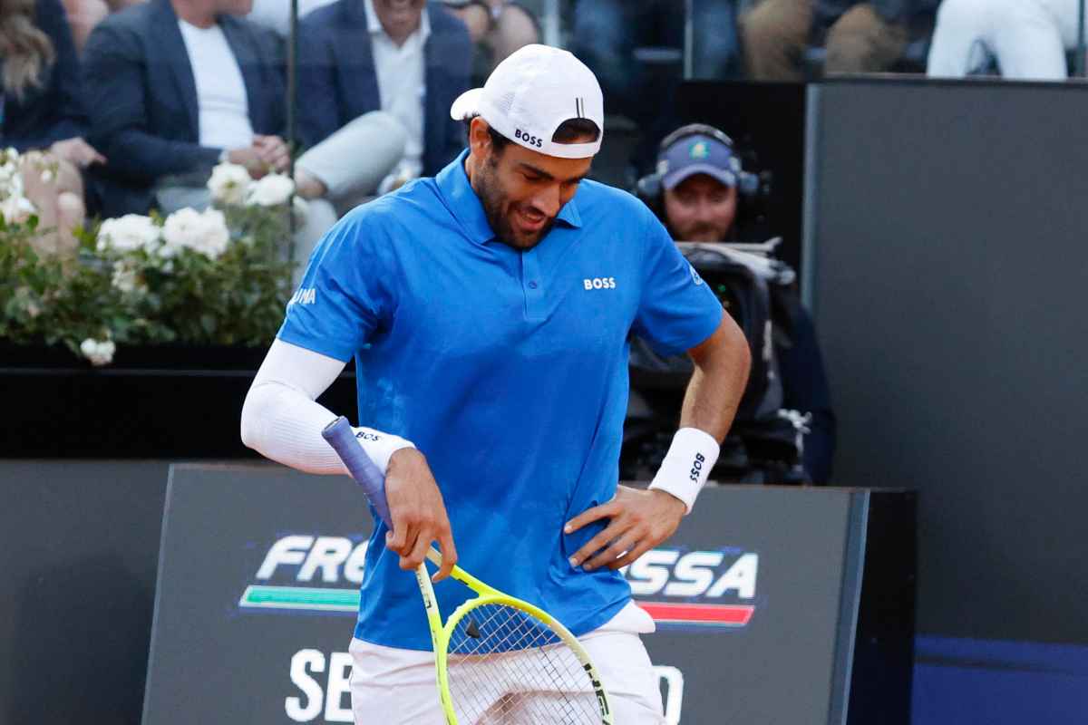 Matteo Berrettini sconsolato con le mani nei fianchi a Roma