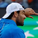 Profilo di Matteo Berrettini che si asciuga la fronte sofferente
