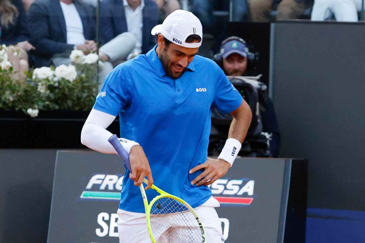 Matteo Berrettini abbassa la testa sofferente