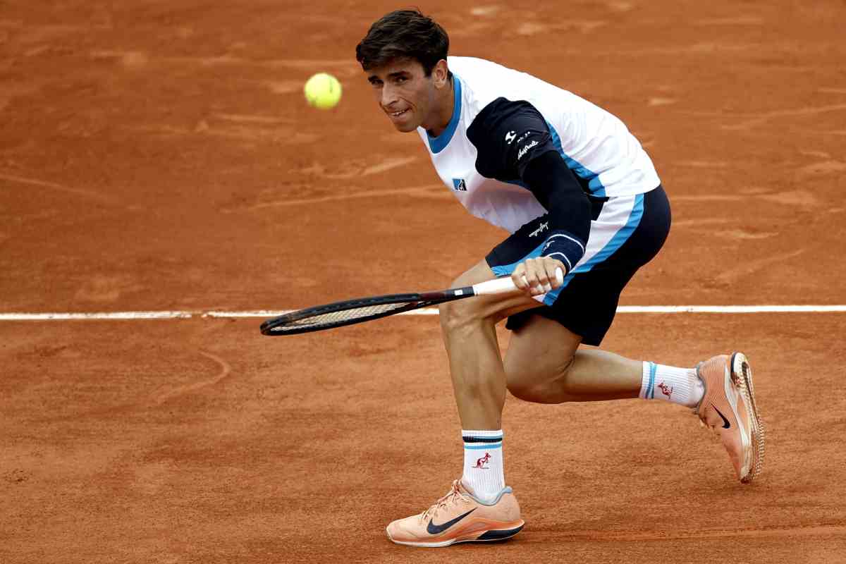 Matteo Gigante in azione con il rovescio sulla terra rossa del Roland Garros