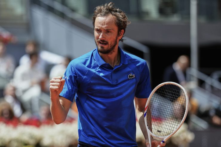 Daniil Medvedev esulta dopo aver fatto un punto