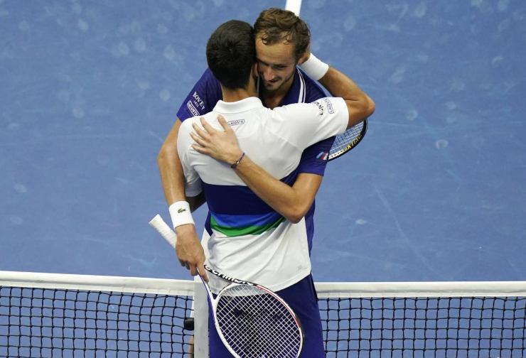 Medvedev e Djokovic si abbracciano a New York