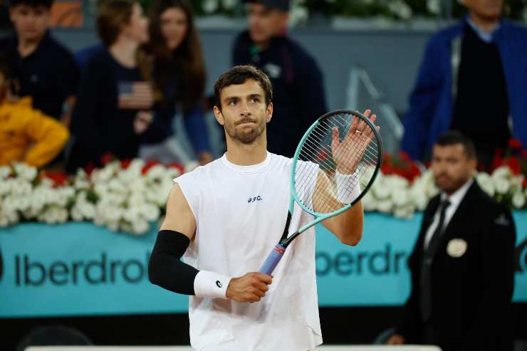 Fognini applaude i tifosi con la racchetta