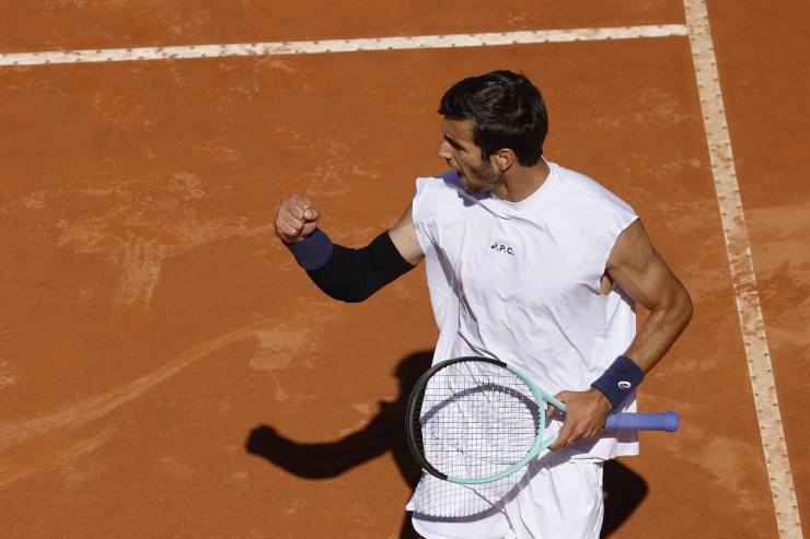 Lorenzo Musetti esulta dopo un punto