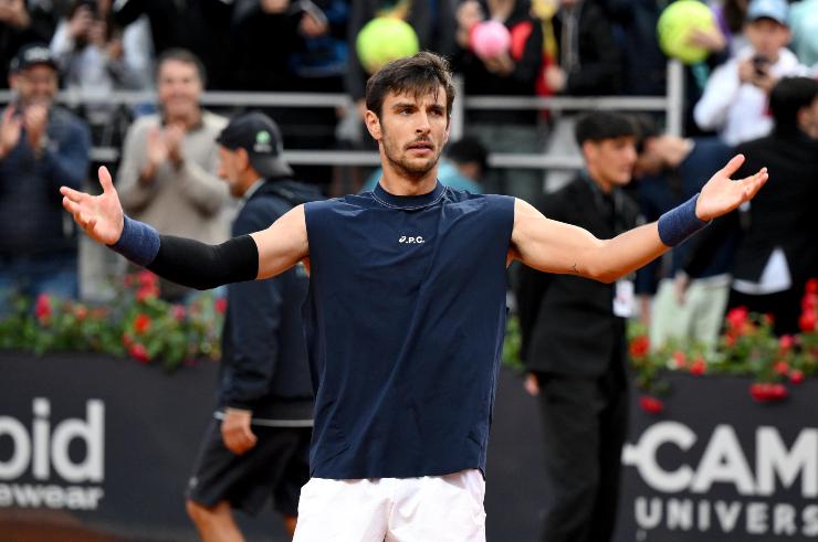 Lorenzo Musetti esulta dopo aver vinto contro Zverev