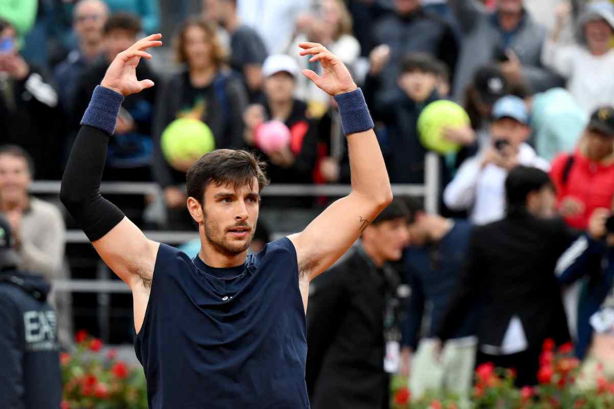 Lorenzo Musetti alza le braccia al cielo