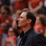 Profilo di Rafa Nadal mentre guarda il pubblico