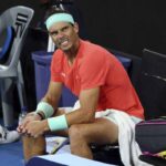 Rafael Nadal seduto a bordo campo