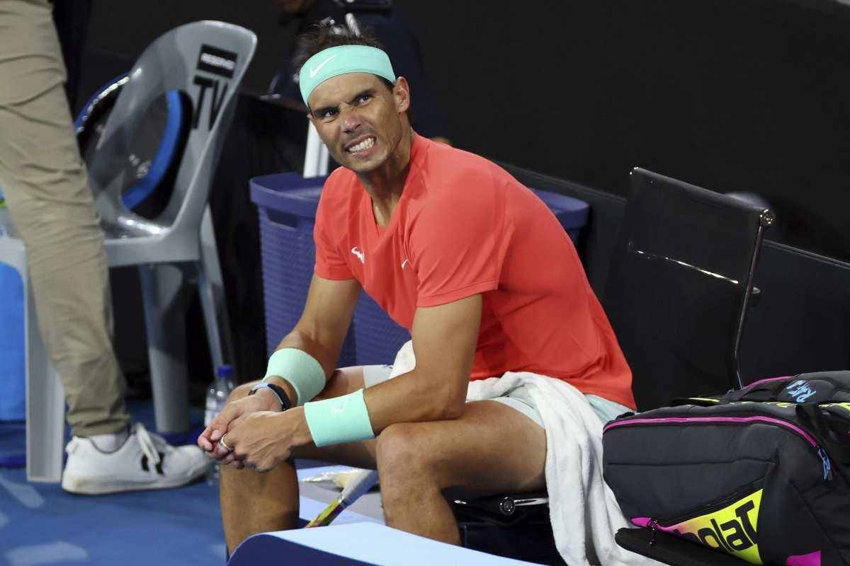 Rafael Nadal seduto a bordo campo