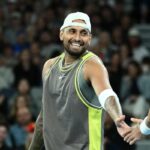 Nick Kyrgios sorride in campo