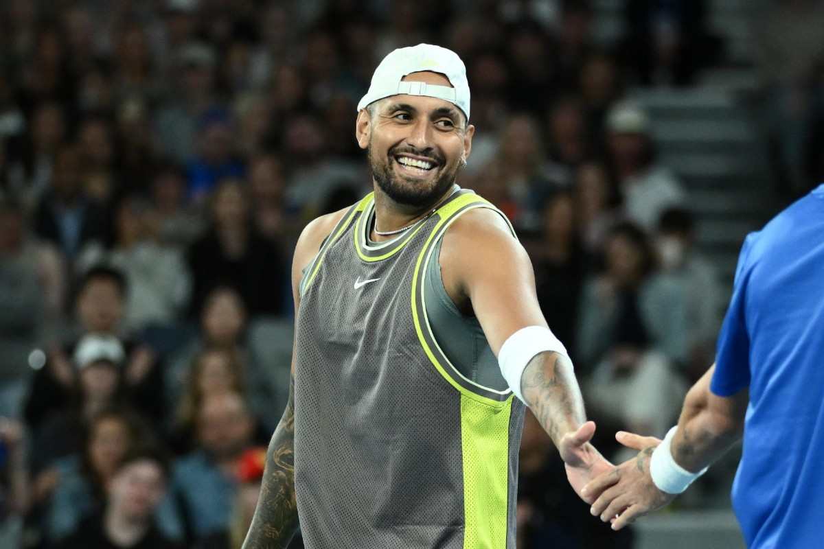 Nick Kyrgios sorride in campo