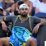 Nick Kyrgios seduto a bordo campo