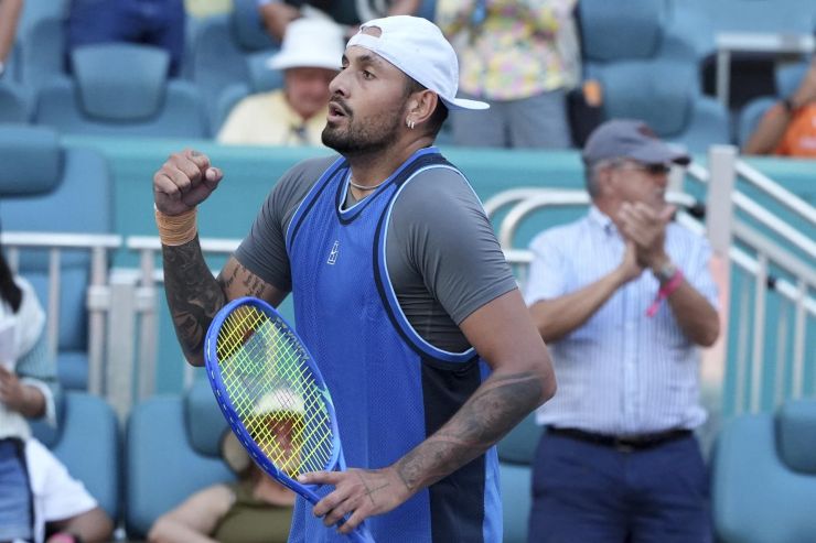 Nick Kyrgios di profilo e mentre stringe il pugno