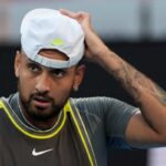 Nick Kyrgios in primo piano e mentre si sistema il cappellino