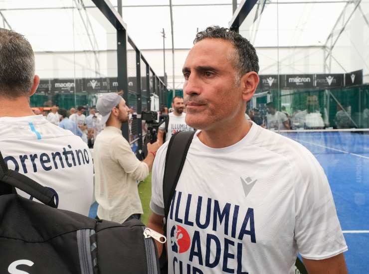 L'ex giocatore Nicola Amoruso su un campo da Padel