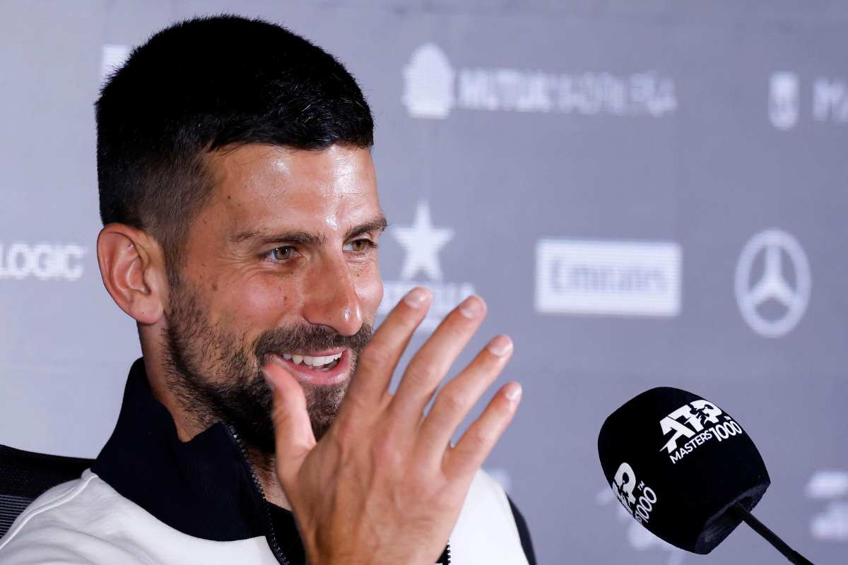 Djokovic sorridente in conferenza stampa