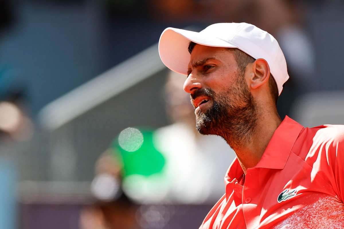Novak Djokovic con un'espressione sofferente