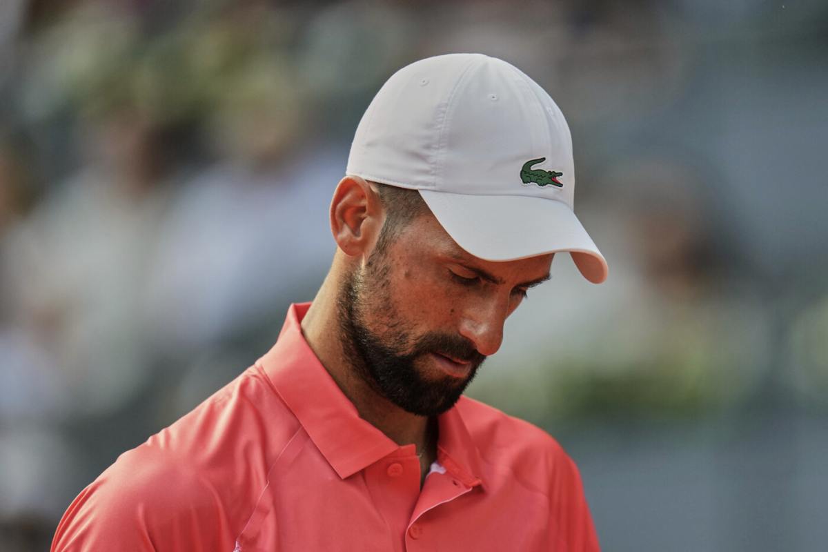 Novak Djokovic, sconsolato, in primo piano e a capo chino