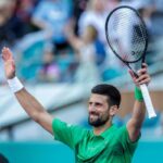 Djokovic saluta i tifosi con le braccia alzate