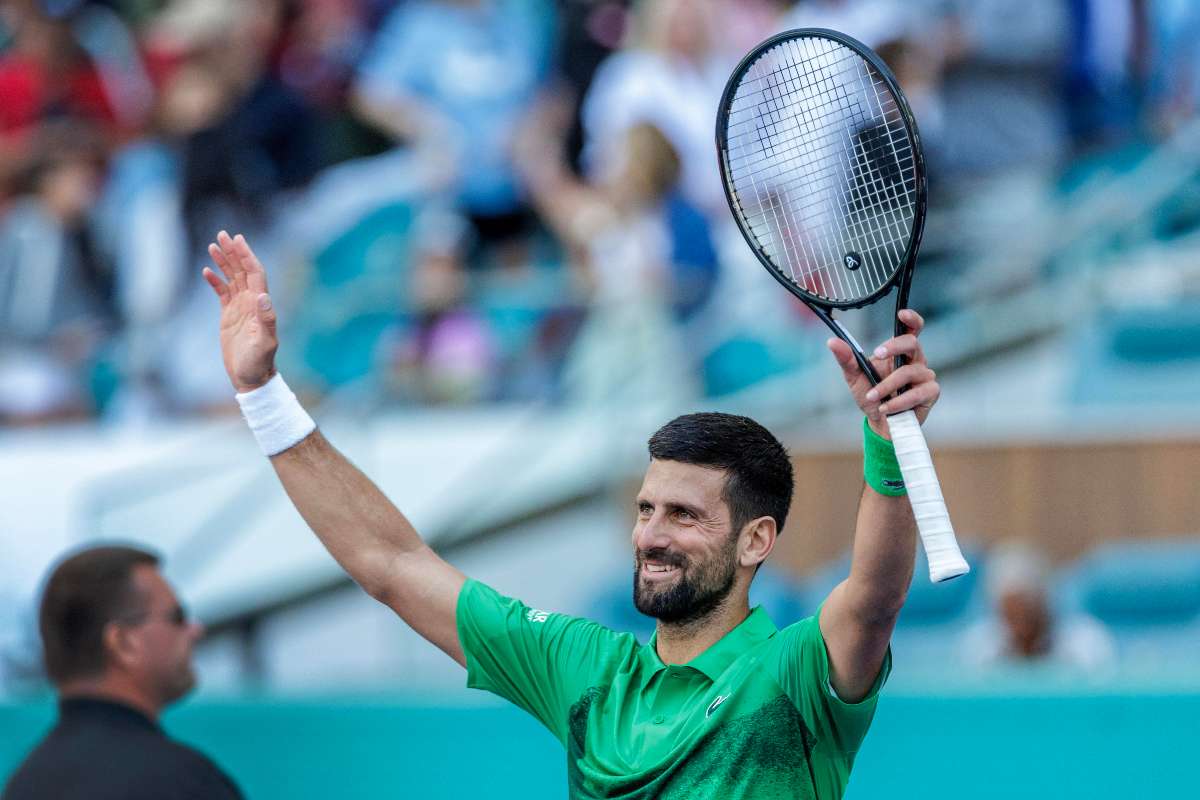 Djokovic saluta i tifosi con le braccia alzate