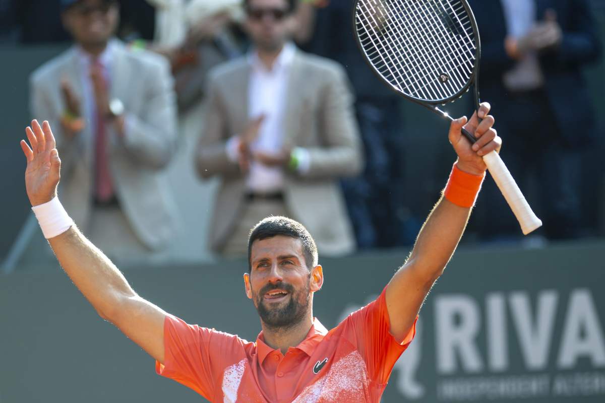 Novak Djokovic esulta con le braccia alzate