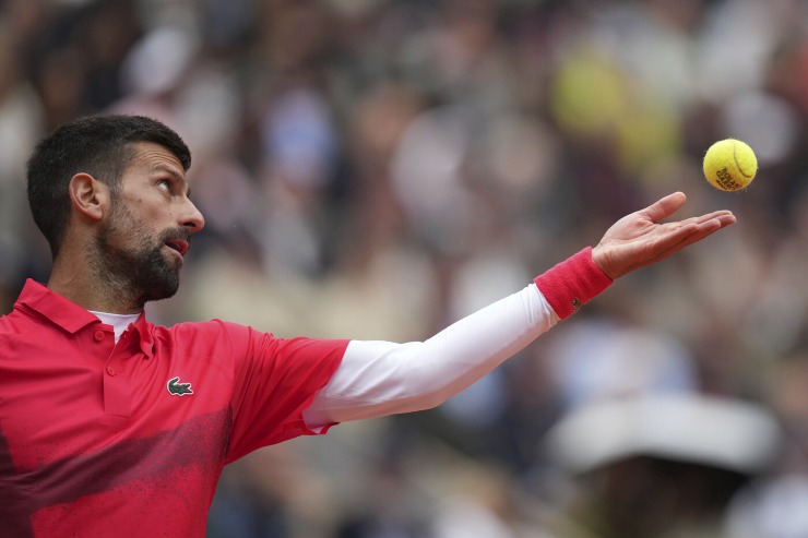 Novak Djokovic di profilo e mentre si accinge a servire