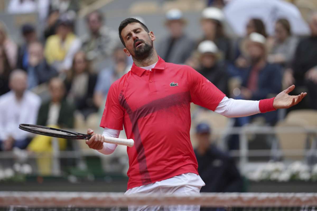 Novak Djokovic con la testa reclinata all'indietro e con le braccia allargate