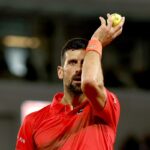 Novak Djokovic si asciuga la fronte con un polsino