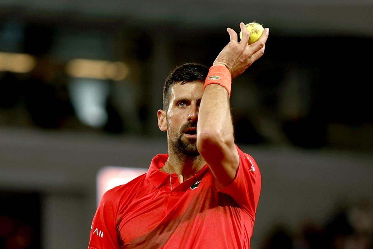 Novak Djokovic si asciuga la fronte con un polsino