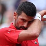 Novak Djokovic si deterge il sudore della fronte con un polsino