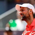Primo piano di Novak Djokovic con espressione perplessa