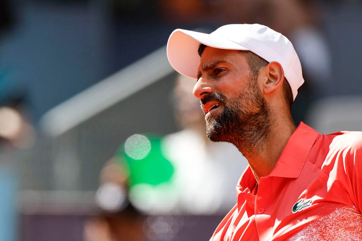 Primo piano di Novak Djokovic con espressione perplessa
