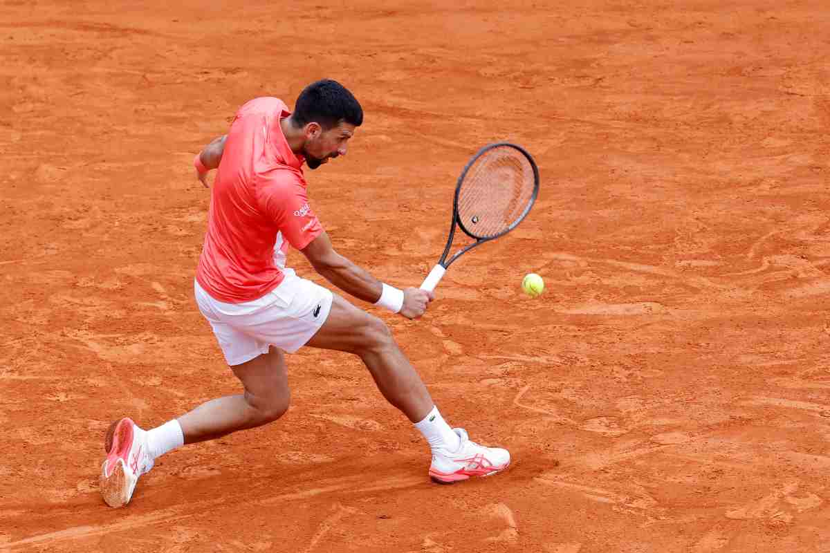 Novak Djokovic in azione con il rovescio sulla terra battuta