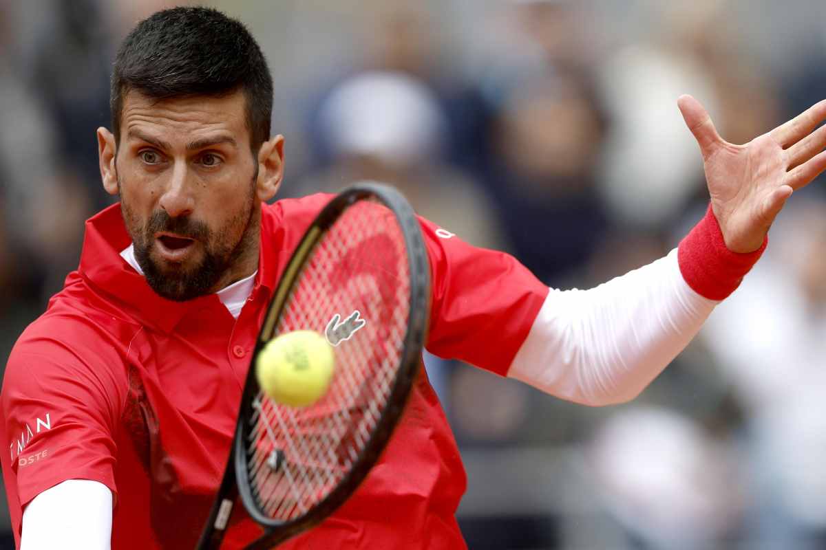 Novak Djokovic in azione con il rovescio
