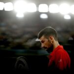 Novak Djokovic in campo sotto le luci dei riflettori