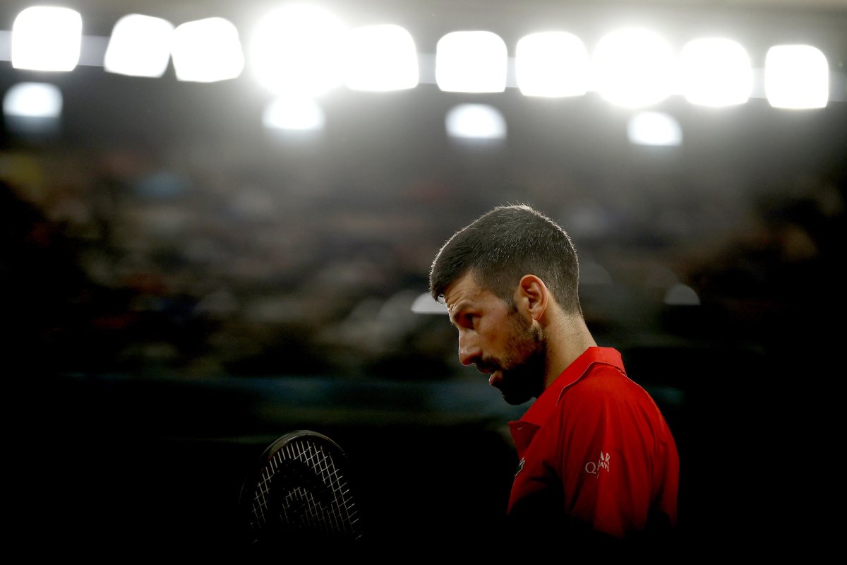 Novak Djokovic in campo sotto le luci dei riflettori