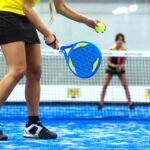 Giocatrice di padel si appresta a servire