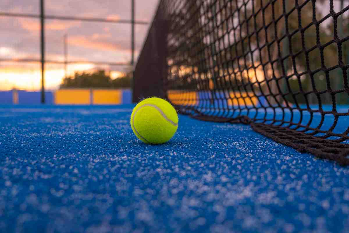 Pallina sul campo da padel