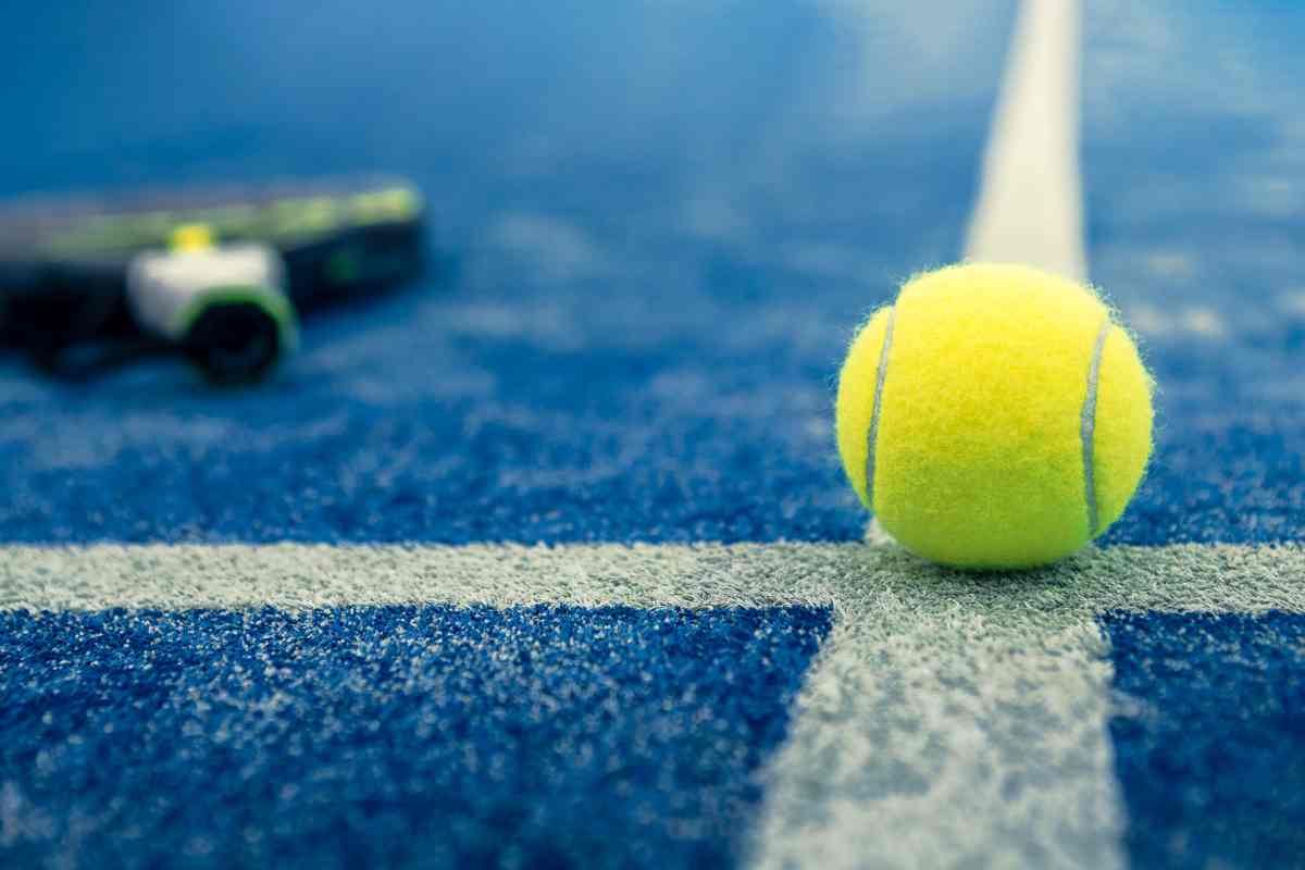 Pallina da padel su un campo blu