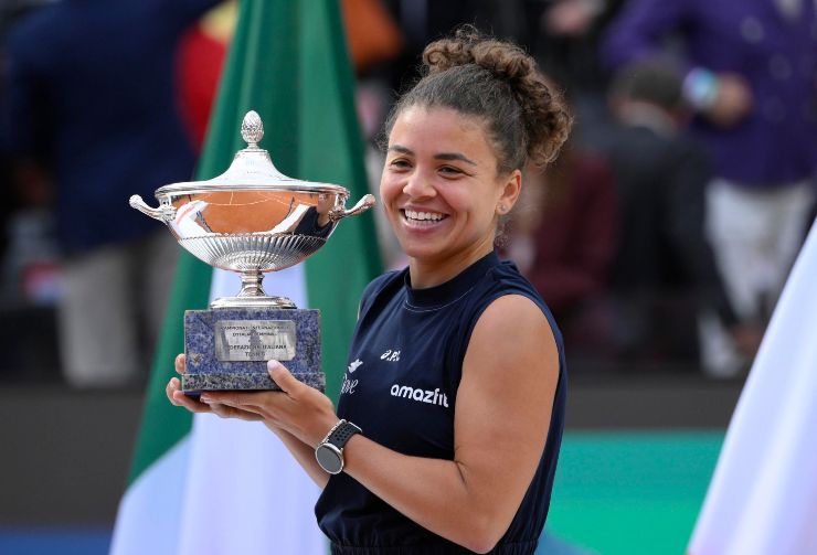 Jasmine Paolini col trofeo sul campo centrale a Roma