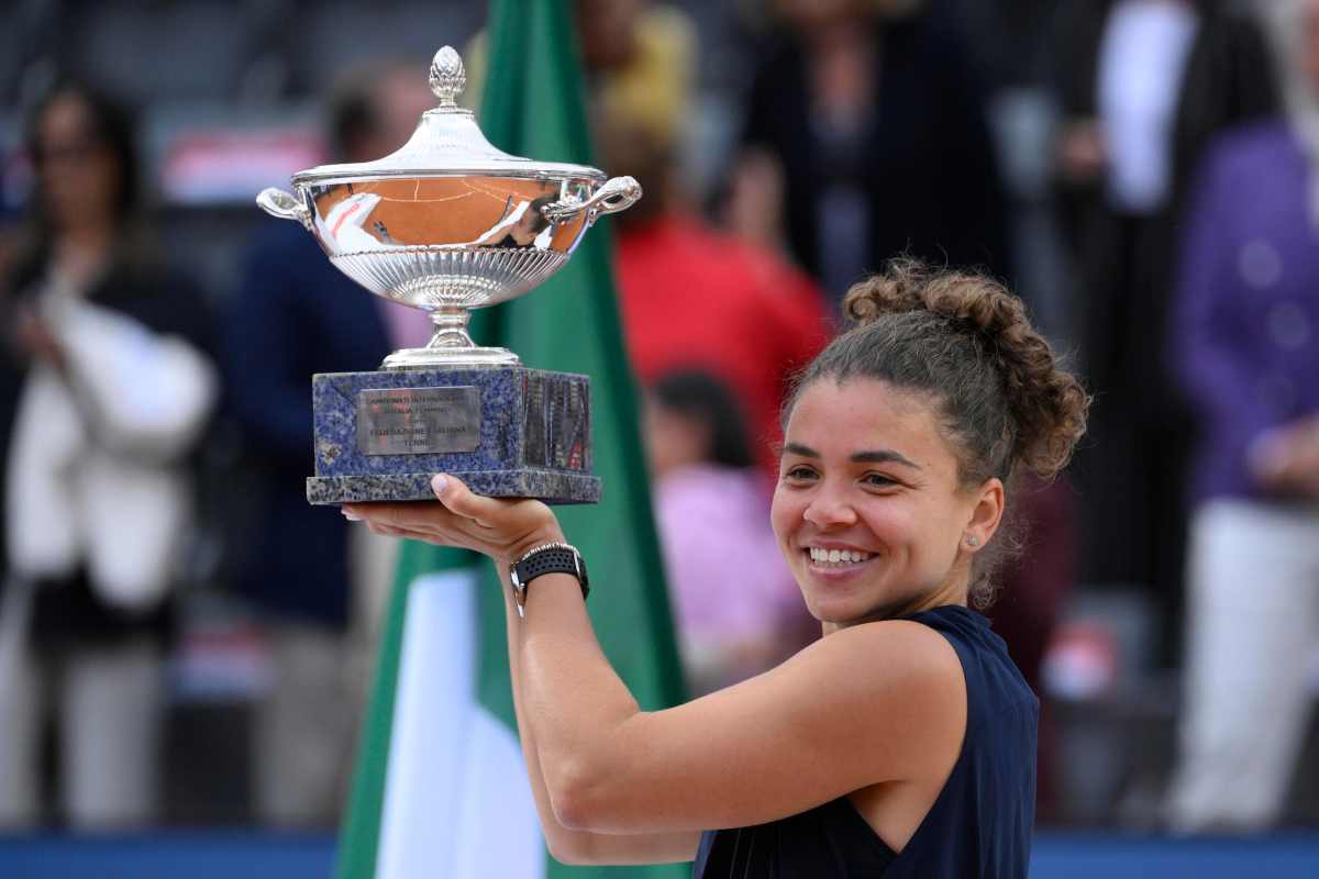 Paolini posa con il trofeo vinto a Roma