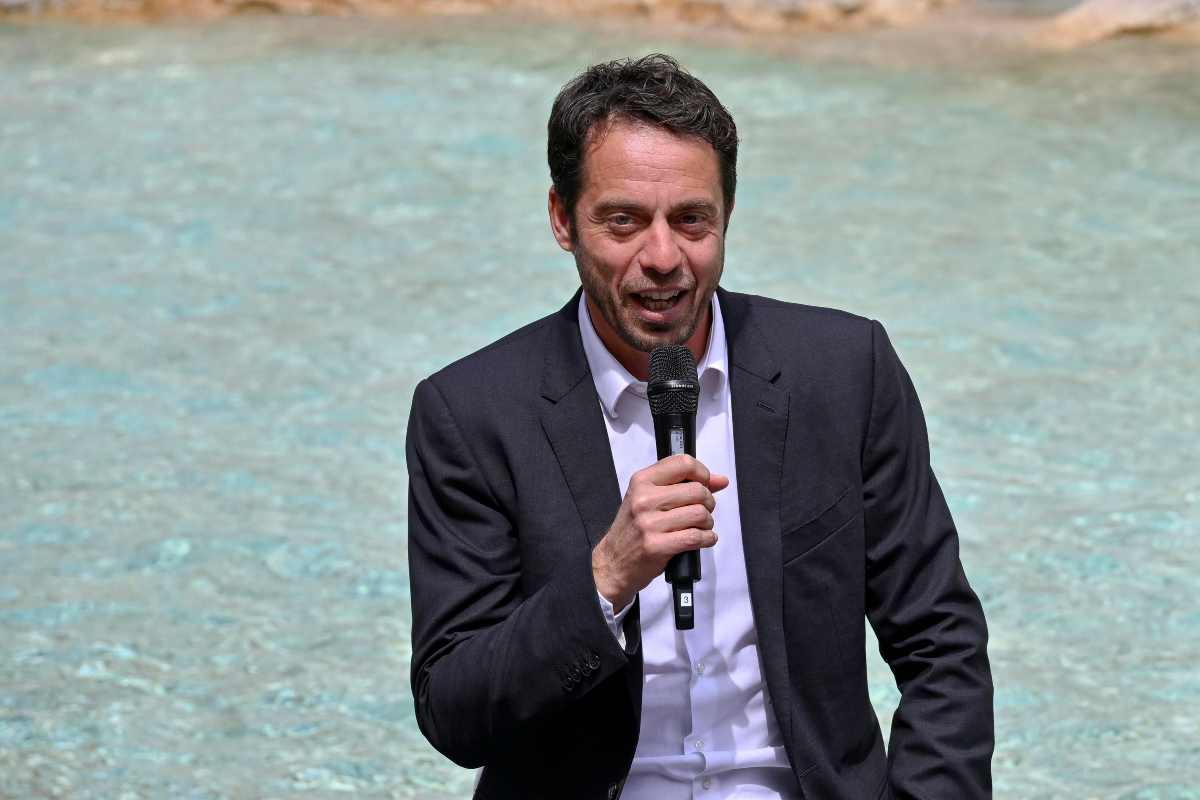 Paolo Lorenzi indossa la giacca e parla con un microfono in mano
