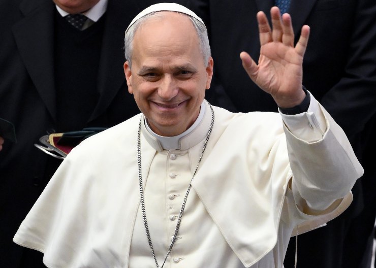 Papa Leone XIV sorridente e con un braccio alzato in segno di saluto
