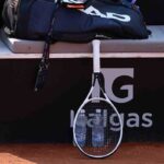 Una racchetta da tennis e un borsone