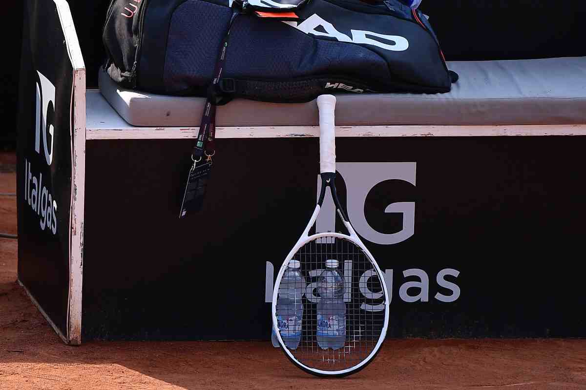 Una racchetta da tennis e un borsone