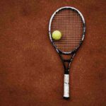 Racchetta da tennis a terra con una pallina