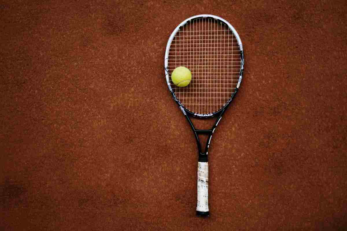 Racchetta da tennis a terra con una pallina