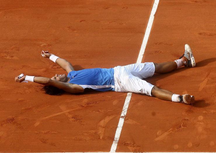 Rafa Nadal esulta a terra dopo aver battuto Federer a Roma nel 2006