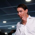 Rafael Nadal si aggiusta il microfoni prima di iniziare a parlare